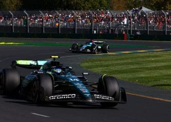 Alonso recebe penalidade significativa por frear antes da colisão com Russell.