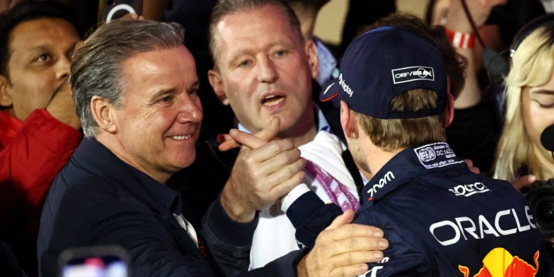 Hamilton acredita que Verstappen está ultrapassando os limites com a participação de seu pai na F1.