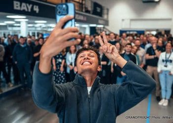 Albon expressa alegria em continuar com a Williams.