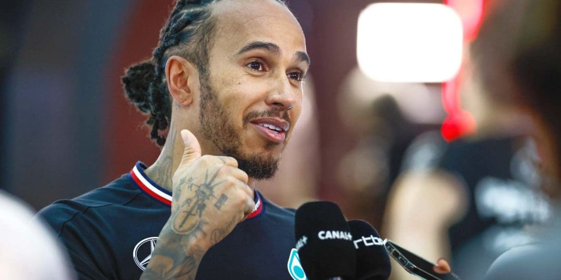 LEWIS HAMILTON CONFIA EM PÓDIO COM MERCEDES W15 EM PROGRESSO.