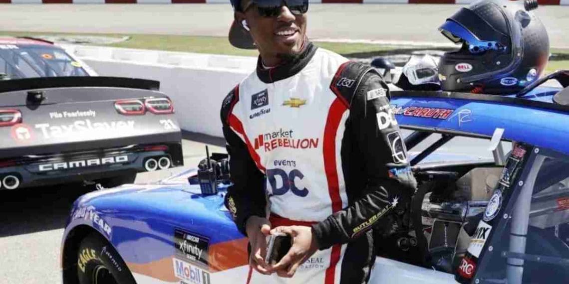 VÍDEO: Rajah Caruth compartilha o item mais estranho que teve que assinar