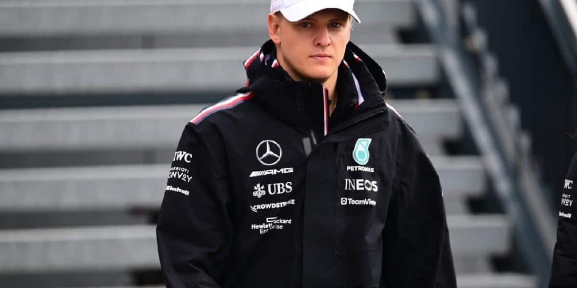 Filho de ex-campeão de Fórmula Um com fortuna de $600 milhões não incluído em nenhuma equipe para possível retorno em 2025.