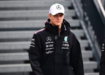 Filho de ex-campeão de Fórmula Um com fortuna de $600 milhões não incluído em nenhuma equipe para possível retorno em 2025.