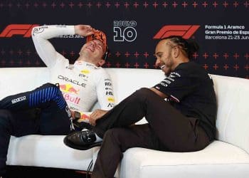 Max Verstappen brinca com Lewis Hamilton por cochilar na sala de imprensa do GP da Espanha.