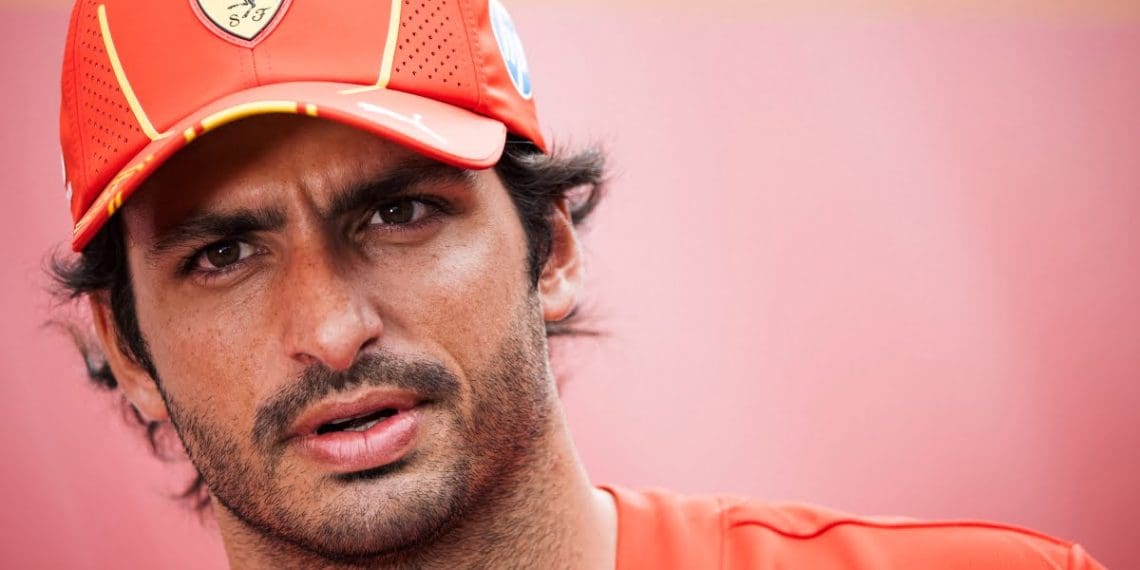 Carlos Sainz ri com rumores de assinar com Williams na Fórmula 1.