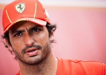 Carlos Sainz ri com rumores de assinar com Williams na Fórmula 1.