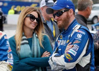 Vídeo: Amy Earnhardt critica Dale Earnhardt Jr. por criticar Christopher Bell da NASCAR nas redes sociais.