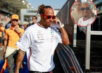 Fãs explodem de alegria ao ver Lewis Hamilton assinar um boné da Ferrari com um sorriso travesso.