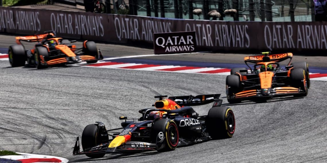 McLaren falha novamente em parar Verstappen na corrida sprint da Áustria.