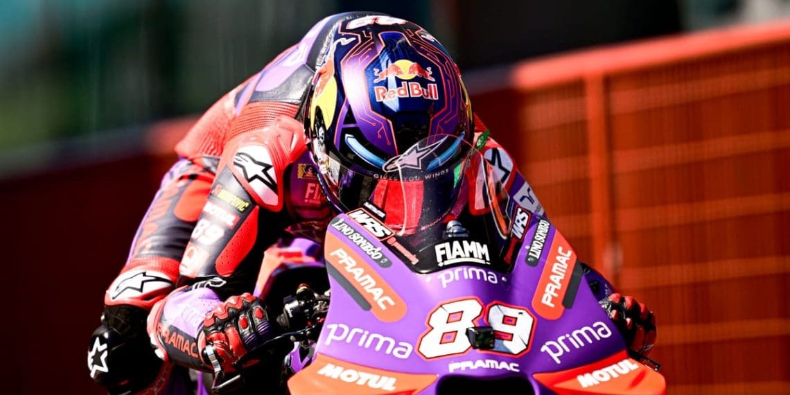 Marquez frustrado após queda e perde pole position no MotoGP de Mugello, Martin garante primeiro lugar.