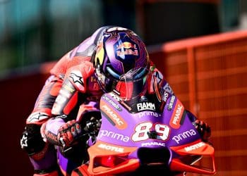 Marquez frustrado após queda e perde pole position no MotoGP de Mugello, Martin garante primeiro lugar.