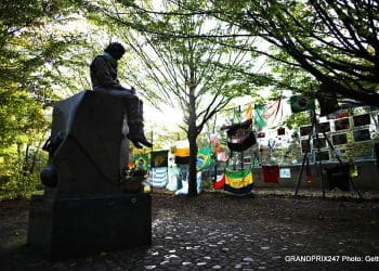 Trinta anos após os trágicos eventos em Imola em 1994, Sebastian Vettel e Max Verstappen homenageiam o lendário Ayrton Senna.