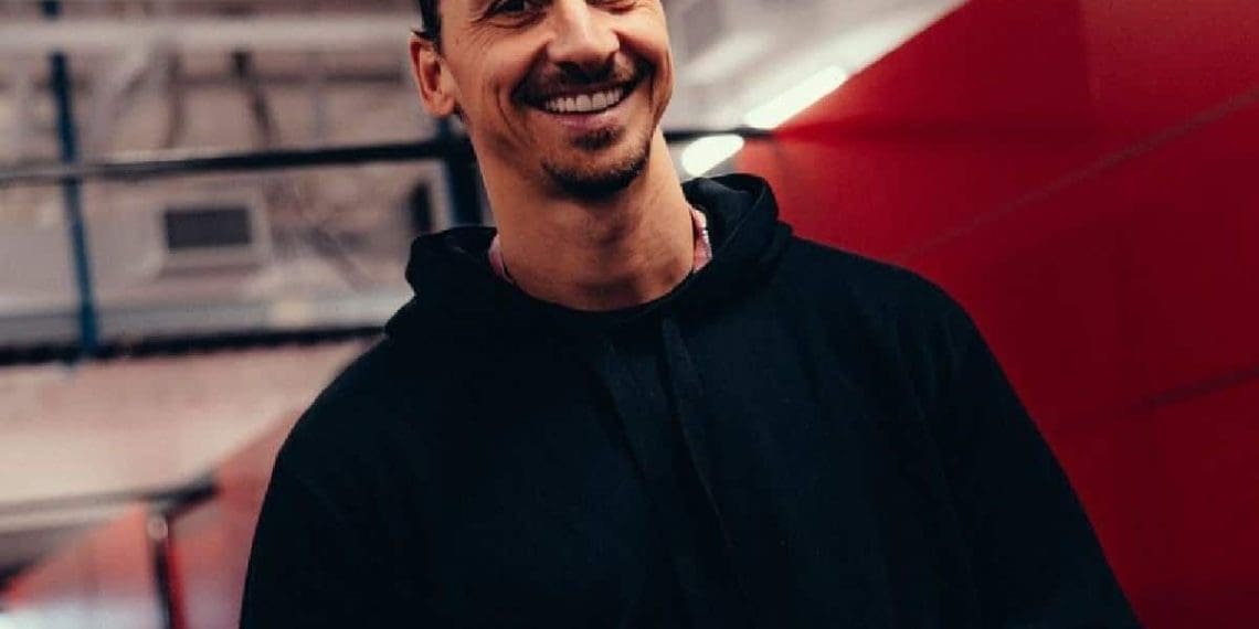 Estrela do futebol Zlatan Ibrahimovic visto no GP da Arábia Saudita com Ferrari de $190 milhões.