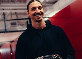 Estrela do futebol Zlatan Ibrahimovic visto no GP da Arábia Saudita com Ferrari de $190 milhões.
