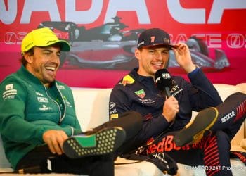 Alonso acredita que Verstappen permanecerá na Red Bull.