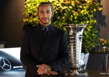 Villeneuve critica F1 como implacável, diz que Hamilton não deve nada à Mercedes.