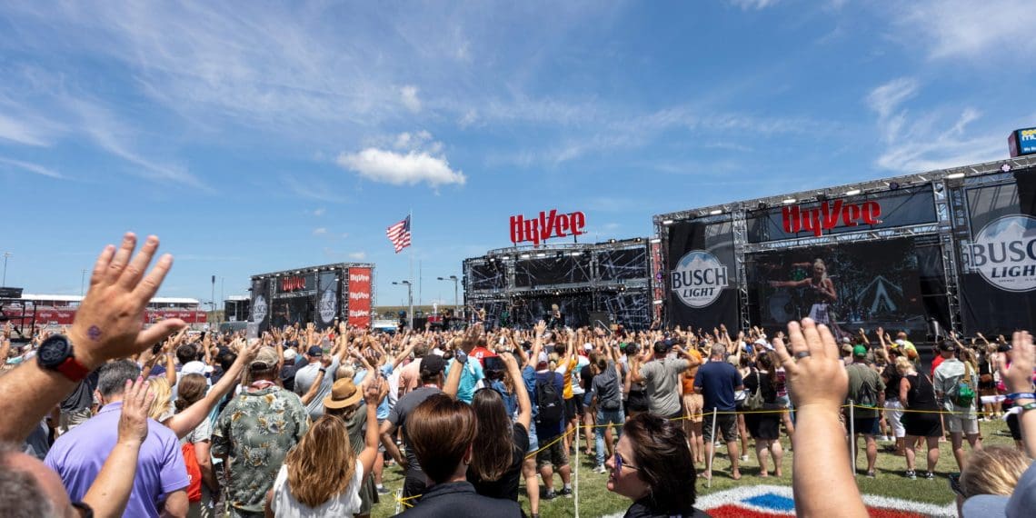 Final da IndyCar em Nashville revela programação de concertos diversificada.