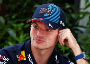 Verstappen nega preocupações sobre Powertrains da Red Bull em resposta aos rumores da Mercedes na F1.