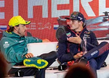 Fernando Alonso prevê que Max Verstappen ficará na Red Bull até 2024.