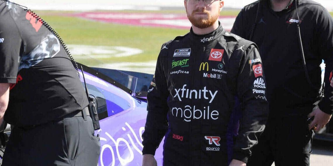 VÍDEO: Tyler Reddick expressa decepção com derrota no Texas devido a problemas no pit stop da 23XI Racing.