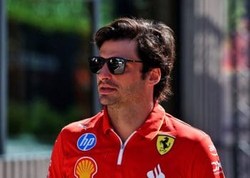 Sainz conversando com Williams sobre vaga na Fórmula 1 para 2025, afirma relatório.