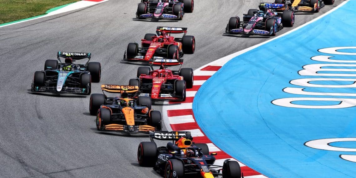Mark Hughes compara desempenho de McLaren e Red Bull na Espanha.