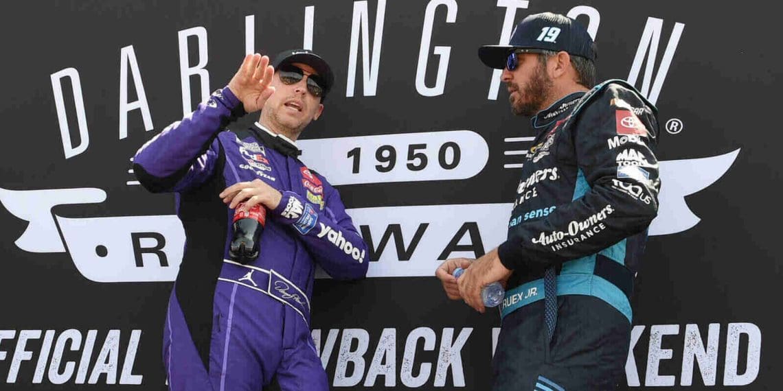 Denny Hamlin convida Martin Truex Jr. para assento na equipe 23XI Racing após aposentadoria.