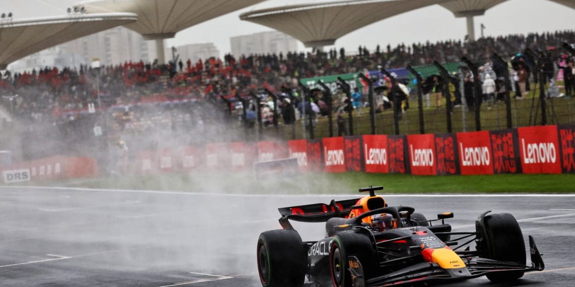 Verstappen descreve classificação Sprint da F1 na China como dirigir em uma superfície escorregadia.
