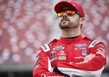 Josh Berry expõe a dura verdade sobre os pilotos da SHR, confessa que “estamos todos competindo para manter nossas posições”