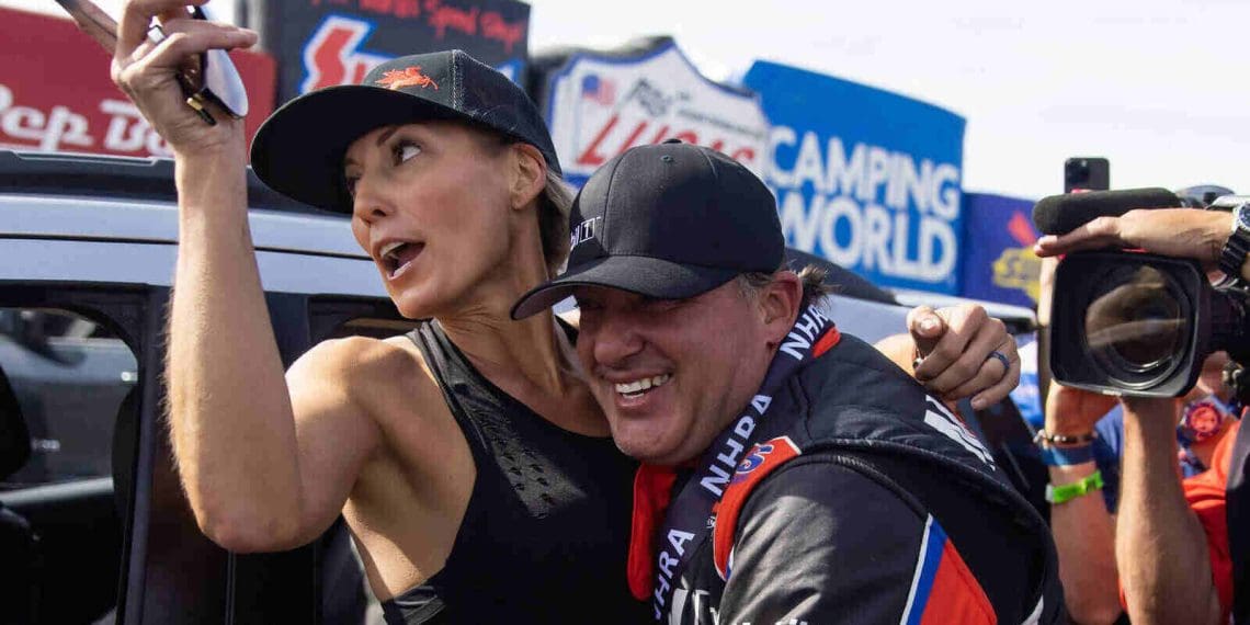 Tony Stewart revela que será pai.