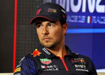 Sergio Perez infeliz depois de cometer erros na sessão de classificação crucial no Grande Prêmio do Bahrein enquanto luta apesar de dirigir o carro mais rápido.