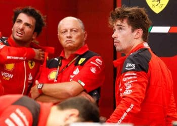 Especialista em F1 alega que Charles Leclerc depende excessivamente da velocidade enquanto parceiro da Ferrari, Carlos Sainz, o supera no Grande Prêmio do Bahrein.