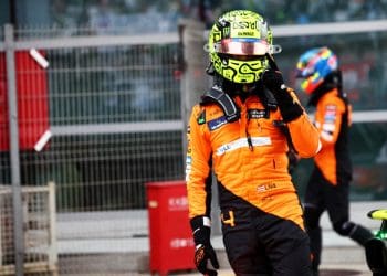 Lando Norris arrisca volta para garantir pole position no F1 Sprint da China.