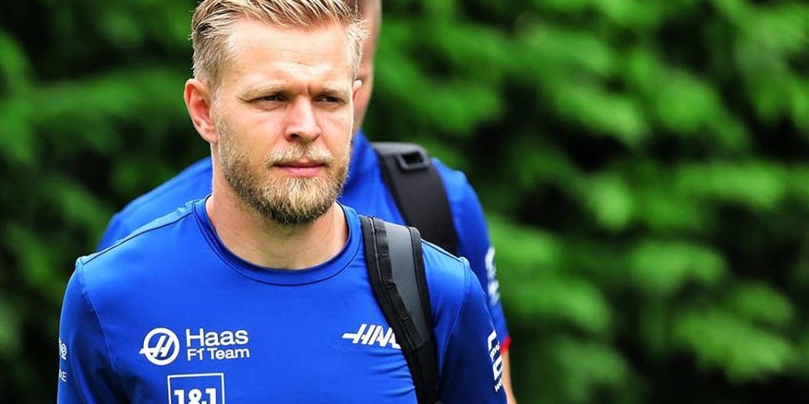 Polêmica explode sobre táticas de Magnussen enquanto chefe da McLaren pede para ele permanecer.