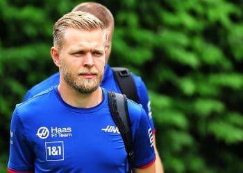 Polêmica explode sobre táticas de Magnussen enquanto chefe da McLaren pede para ele permanecer.