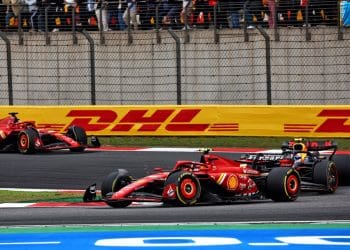 Pilotos da Ferrari na Fórmula 1 discordam sobre como lidar com o choque na Sprint da China.