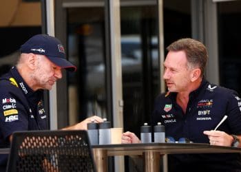 Horner enfatiza foco da Red Bull na equipe em meio a rumores de saída de Newey da Fórmula 1.
