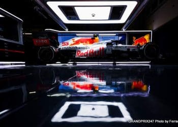 Corrida de carros reflete e impacta a sociedade.