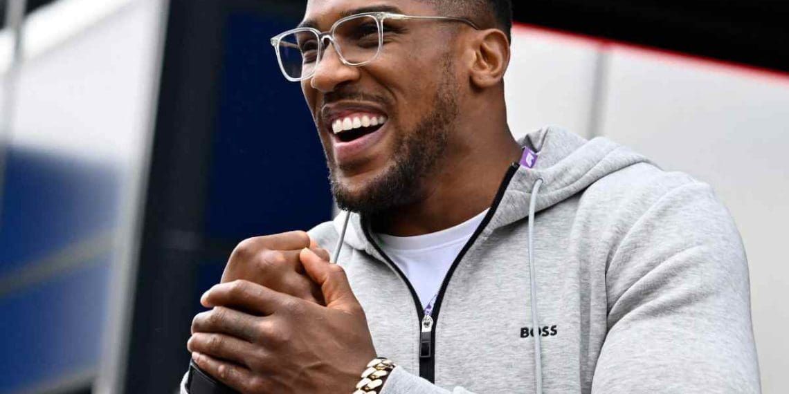 Campeão de boxe Anthony Joshua visto no Grande Prêmio da Arábia Saudita após derrotar Francis Ngannou em Riad.