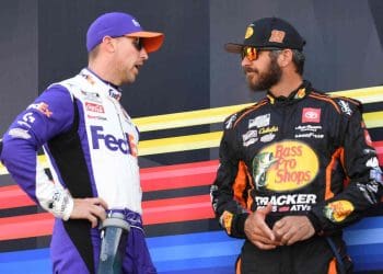Denny Hamlin choca fãs, revela que Martin Truex Jr. tem faltado às reuniões da equipe JGR há três anos