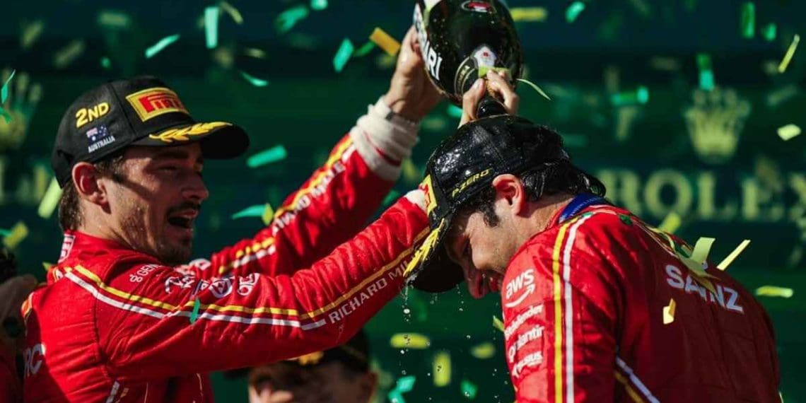 Charles Leclerc considera Carlos Sainz um companheiro de equipe muito rápido e reconhece que o espanhol o motiva a melhorar.
