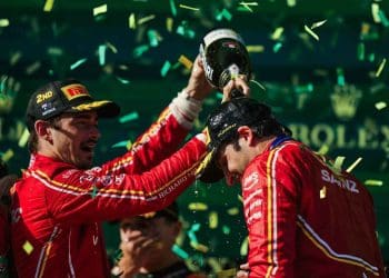 Charles Leclerc considera Carlos Sainz um companheiro de equipe muito rápido e reconhece que o espanhol o motiva a melhorar.