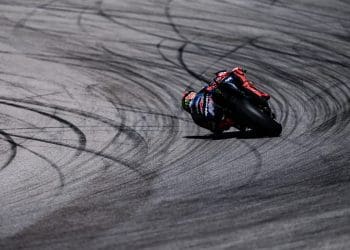 Quartararo encontra esperança enquanto moto desprezada se destaca.