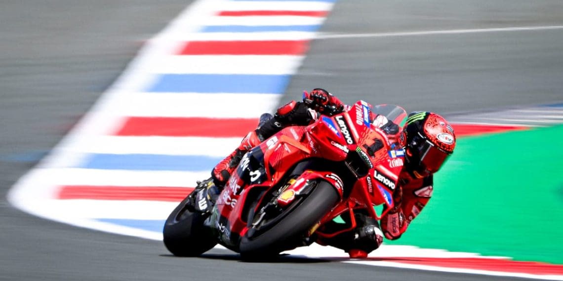 Treino de MotoGP em Assen: Bagnaia lidera, sexta-feira desafiadora para Martin