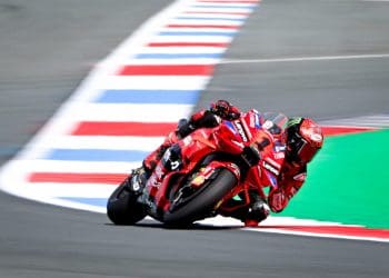 Treino de MotoGP em Assen: Bagnaia lidera, sexta-feira desafiadora para Martin