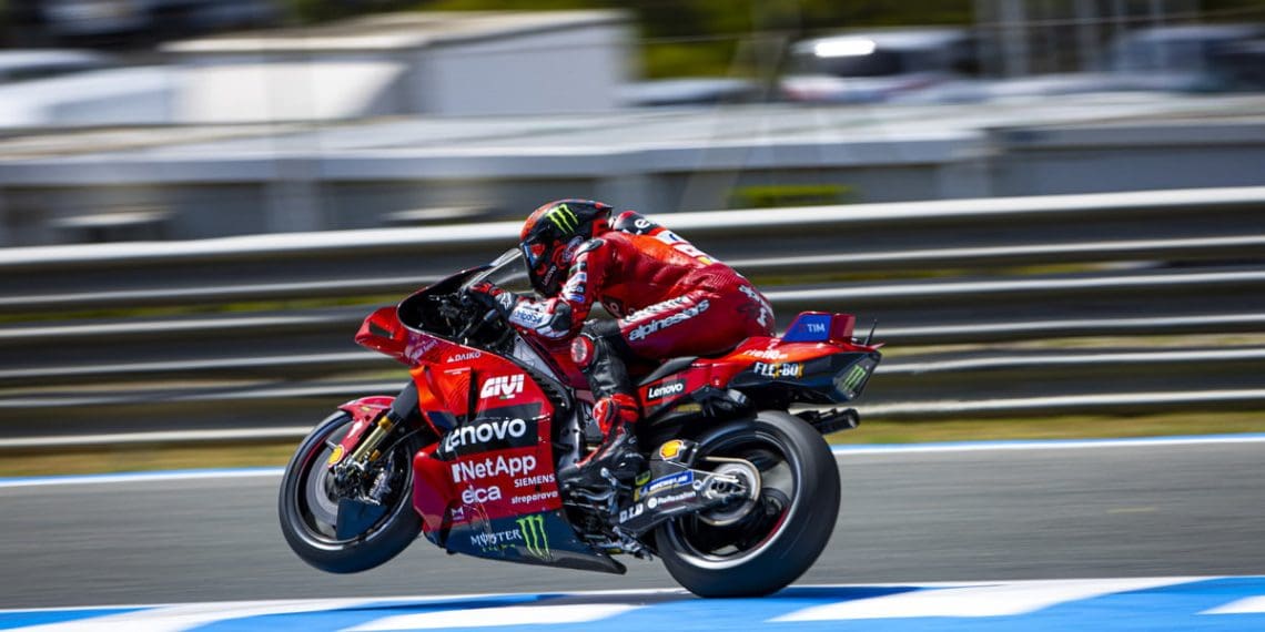 Bagnaia triunfa sobre Marquez na vitória da MotoGP em Jerez, Martin sofre acidente.