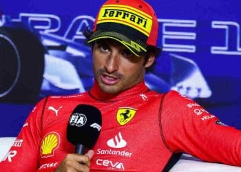Carlos Sainz mostra impressionante recuperação após colisão com as barreiras durante o segundo round de classificação do GP da China.