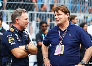 CEO da Ford expressa frustração com falta de transparência na investigação de Horner.