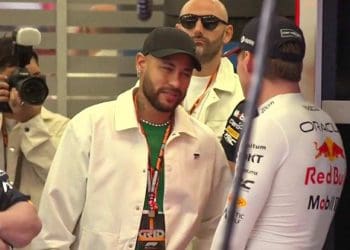 Max Verstappen visto com lenda do futebol brasileiro no Grande Prêmio do Bahrein, valendo $250 milhões.