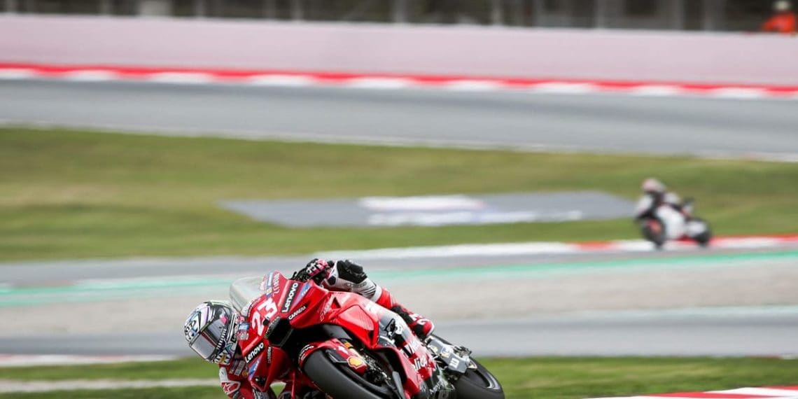 Bastianini ignora penalidades no MotoGP de Barcelona em ato de protesto.